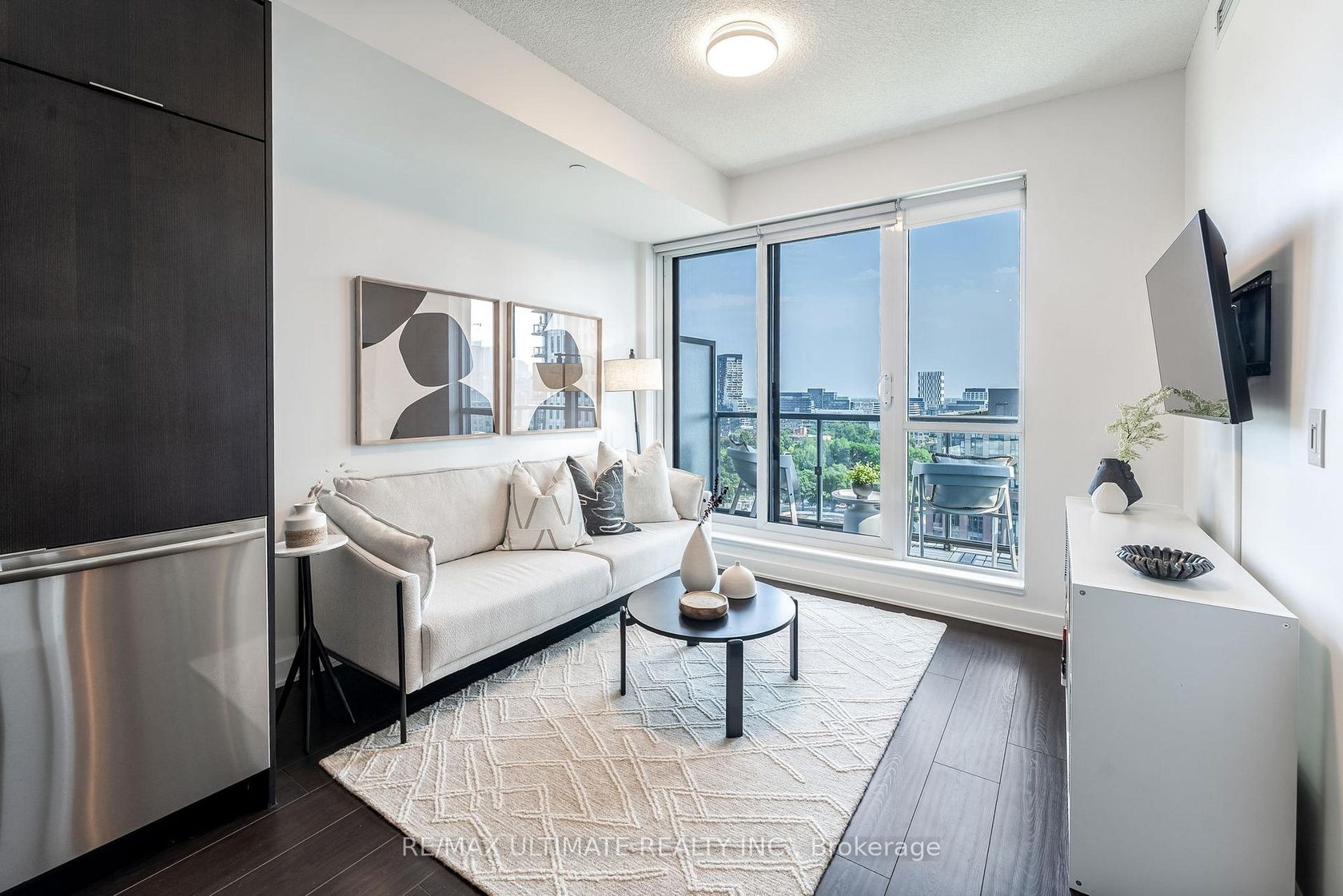 1404 - 170 sumach Street, Regent Park, Toronto by Loree Meneguzzi Real Estate 1404 - 170 sumach Street, Regent Park, Toronto