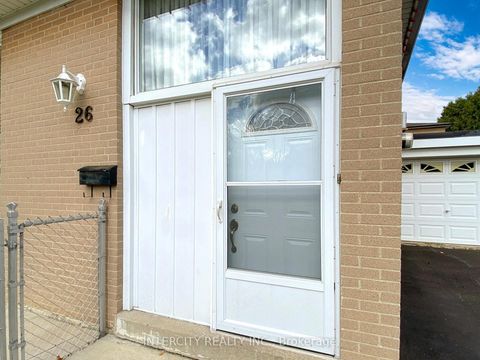 Photo 5 at 26 Donnalyn Drive, Newtonbrook West, Toronto