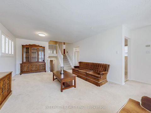Photo 9 at 26 Donnalyn Drive, Newtonbrook West, Toronto