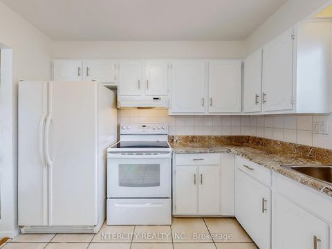 Photo 13 at 26 Donnalyn Drive, Newtonbrook West, Toronto