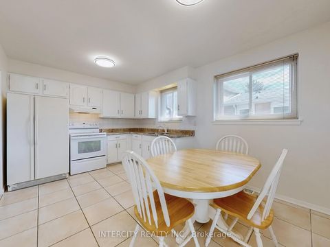 Photo 17 at 26 Donnalyn Drive, Newtonbrook West, Toronto