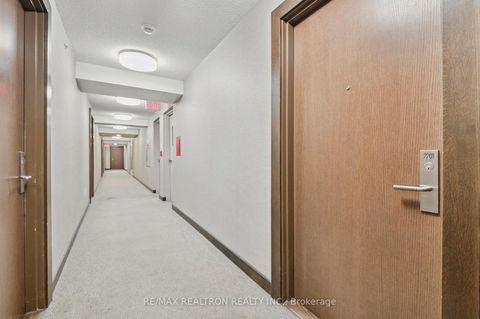 Photo 8 at 2201 - 386 Yonge Street, Bay Street Corridor, Toronto