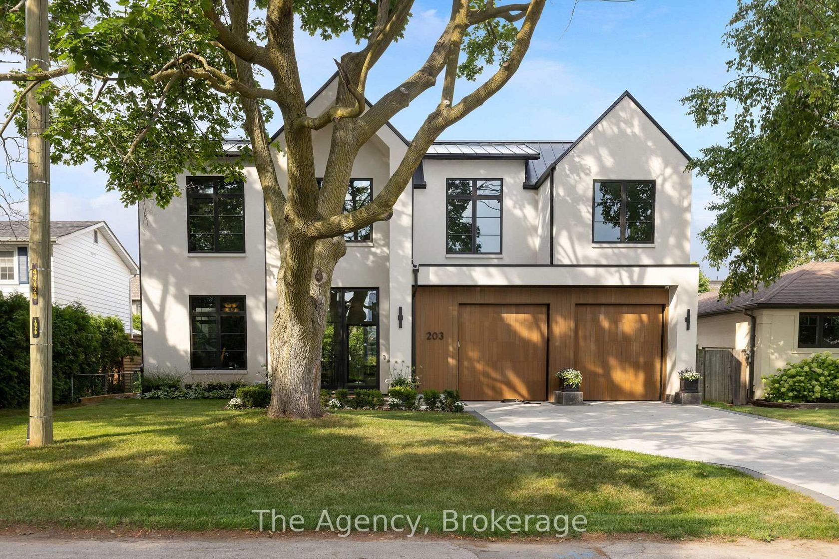 203 Weybourne Road, WO West, Oakville by Loree Meneguzzi Real Estate 203 Weybourne Road, WO West, Oakville