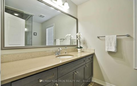 Photo 9 at 370 Timberland Gate, GO Glenorchy, Oakville