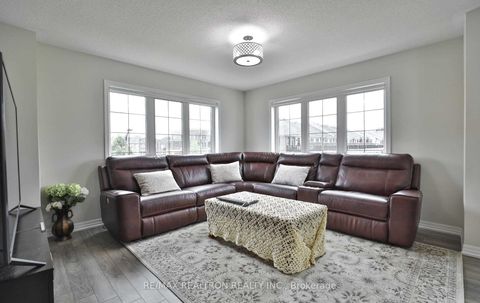 Photo 11 at 370 Timberland Gate, GO Glenorchy, Oakville