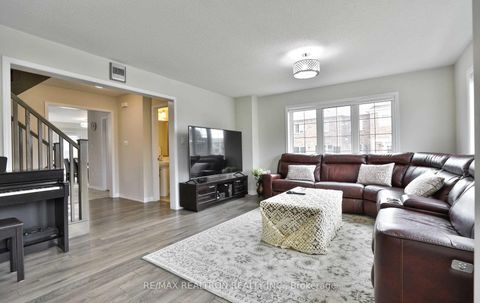 Photo 15 at 370 Timberland Gate, GO Glenorchy, Oakville