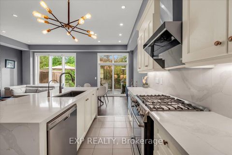 Photo 11 at 28 Crestridge Drive, Patterson, Vaughan