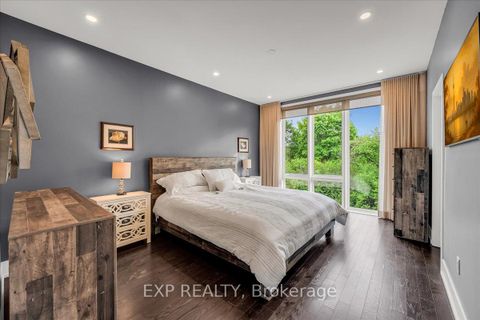 Photo 13 at 28 Crestridge Drive, Patterson, Vaughan