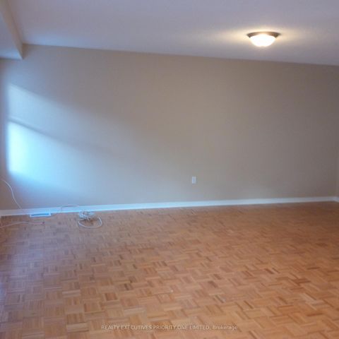Photo 4 at 150 Hollywood Hill Circle, Vellore Village, Vaughan