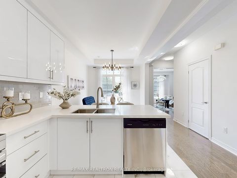Photo 18 at 2 - 108 Dunlop Street, Crosby, Richmond Hill