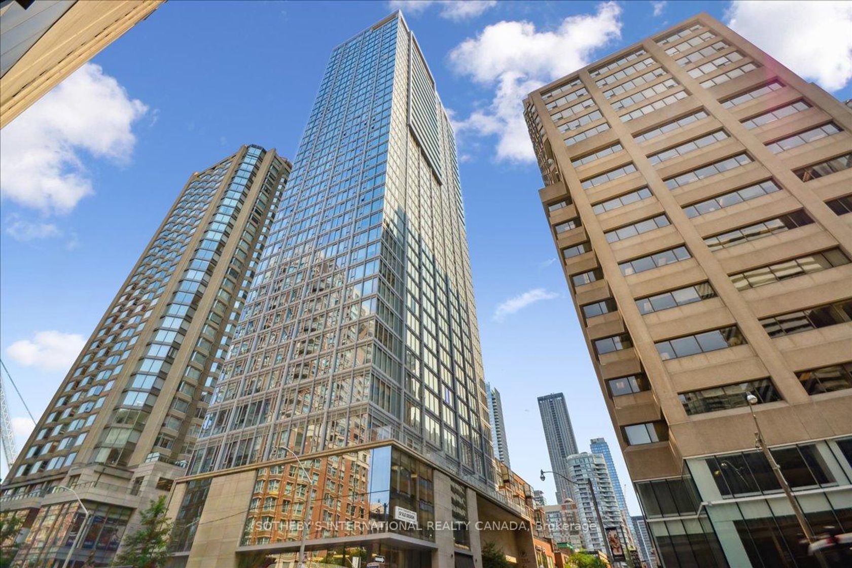 409 - 188 Cumberland Street, Annex, Toronto by Loree Meneguzzi Real Estate 409 - 188 Cumberland Street, Annex, Toronto