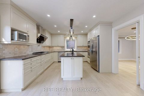 Photo 3 at 8 Elliotwood Court, Windfields, Toronto