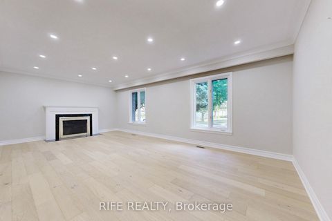 Photo 5 at 8 Elliotwood Court, Windfields, Toronto