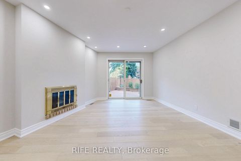Photo 8 at 8 Elliotwood Court, Windfields, Toronto