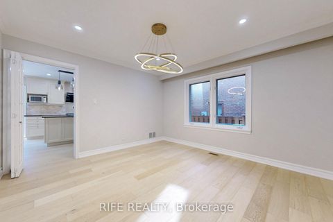 Photo 11 at 8 Elliotwood Court, Windfields, Toronto