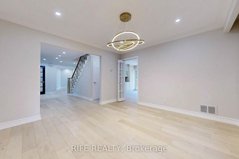 Photo 12 at 8 Elliotwood Court, Windfields, Toronto