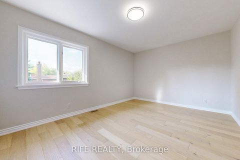 Photo 18 at 8 Elliotwood Court, Windfields, Toronto