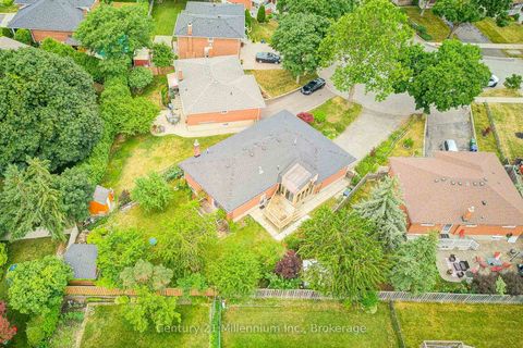 Photo 2 at 9 Thane Court, Pleasant View, Toronto