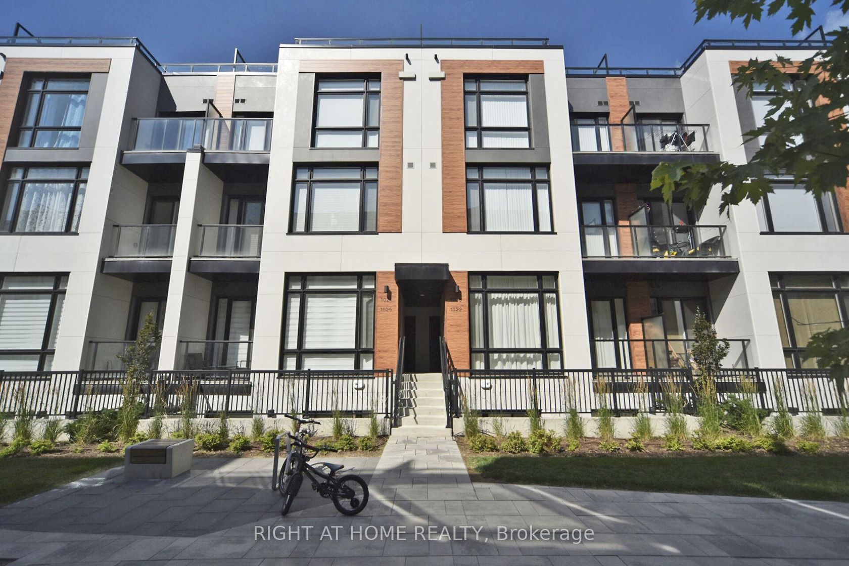 1022 - 14 David Eyer Road, Rural Richmond Hill, Richmond Hill 