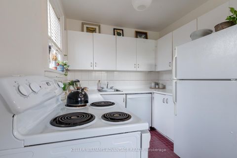 Photo 11 at 18 - 1646 Bathurst Street, Cedarvale, Toronto