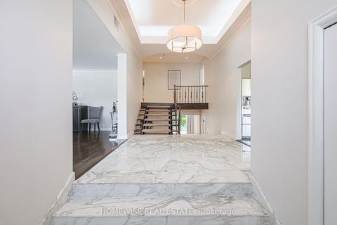 Photo 3 at 21 Bayhampton Court, Bathurst Manor, Toronto