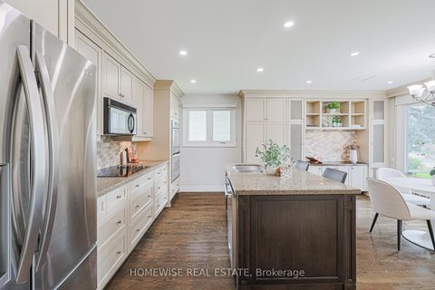 Photo 9 at 21 Bayhampton Court, Bathurst Manor, Toronto