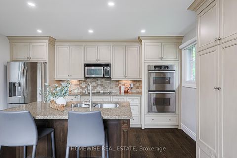Photo 10 at 21 Bayhampton Court, Bathurst Manor, Toronto