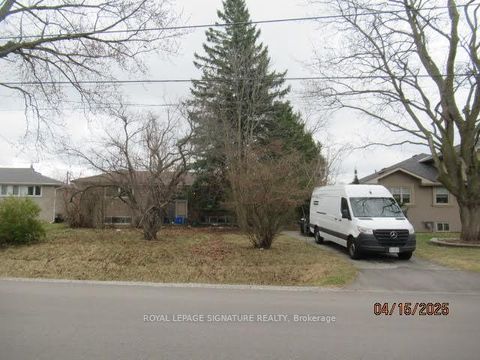 Photo 2 at 33 Lancer Drive, Maple, Vaughan