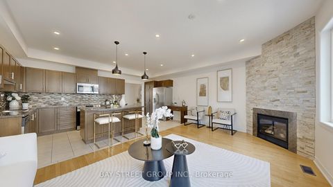 Photo 10 at 3 - 700 Summeridge Drive, Patterson, Vaughan
