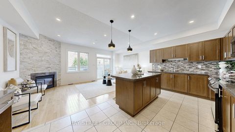 Photo 13 at 3 - 700 Summeridge Drive, Patterson, Vaughan