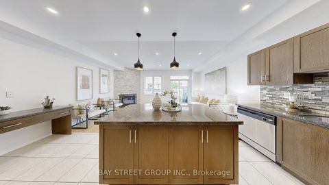 Photo 15 at 3 - 700 Summeridge Drive, Patterson, Vaughan