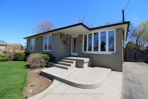 Photo 4 at 2054 Bridge Road, WO West, Oakville