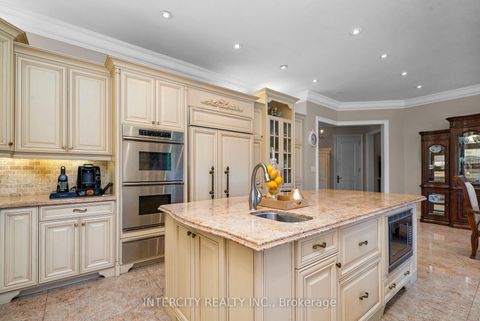Photo 11 at 118 Park Ridge Drive, Kleinburg, Vaughan