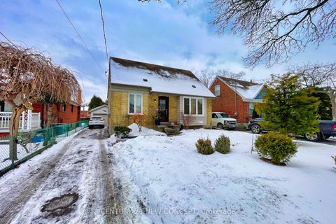 Photo 2 at 17 Athabaska Avenue, Newtonbrook East, Toronto