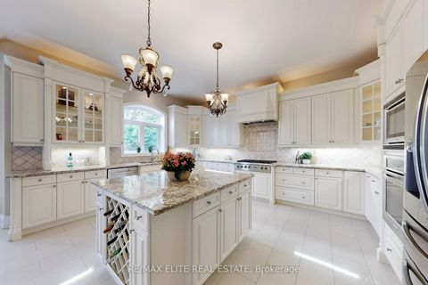 Photo 3 at 59 Carisbrooke Circle, Bayview Southeast, Aurora