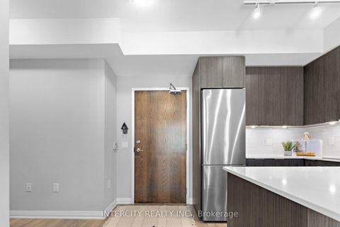 Photo 2 at 627 - 99 Eagle Rock Way, Maple, Vaughan