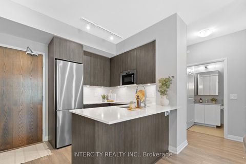 Photo 3 at 627 - 99 Eagle Rock Way, Maple, Vaughan