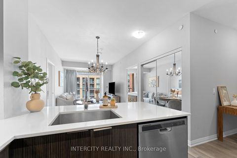 Photo 5 at 627 - 99 Eagle Rock Way, Maple, Vaughan