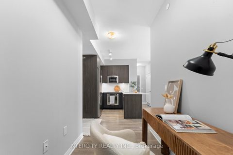 Photo 7 at 627 - 99 Eagle Rock Way, Maple, Vaughan