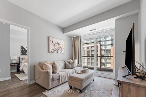 Photo 13 at 627 - 99 Eagle Rock Way, Maple, Vaughan