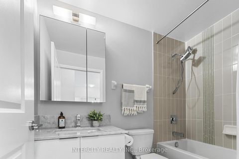 Photo 17 at 627 - 99 Eagle Rock Way, Maple, Vaughan