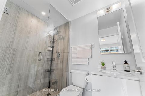 Photo 18 at 627 - 99 Eagle Rock Way, Maple, Vaughan