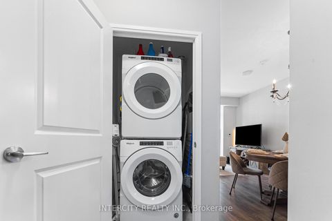 Photo 23 at 627 - 99 Eagle Rock Way, Maple, Vaughan