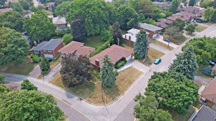 Photo 47 at 39 Silverview Drive, Newtonbrook East, Toronto