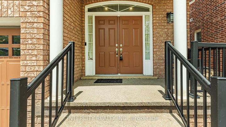 Photo 3 at 16 Venice Gate Drive, Vellore Village, Vaughan