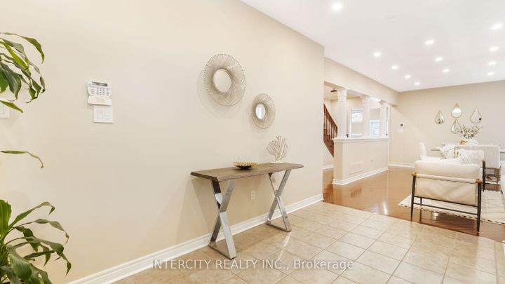 Photo 7 at 16 Venice Gate Drive, Vellore Village, Vaughan