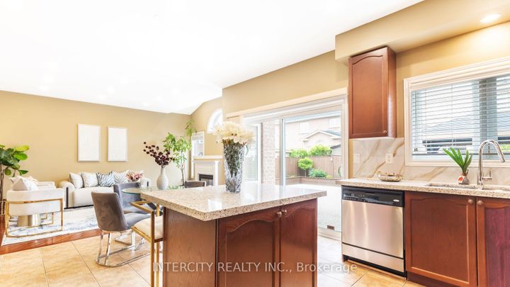 Photo 18 at 16 Venice Gate Drive, Vellore Village, Vaughan