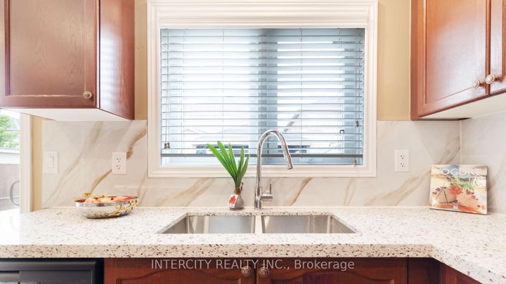 Photo 19 at 16 Venice Gate Drive, Vellore Village, Vaughan
