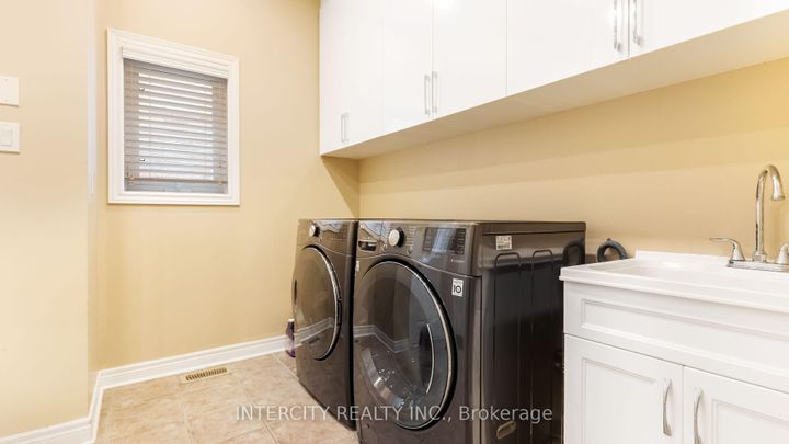 Photo 21 at 16 Venice Gate Drive, Vellore Village, Vaughan