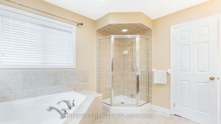 Photo 24 at 16 Venice Gate Drive, Vellore Village, Vaughan